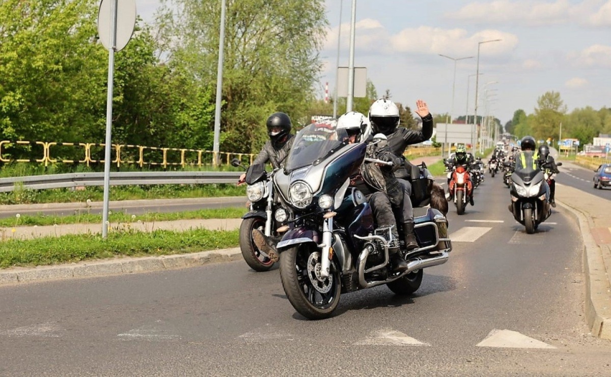Rozpoczęcie sezonu motocyklowego z udziałem wodzisławskich mundurowych - Serwis informacyjny z Raciborza - naszraciborz.pl