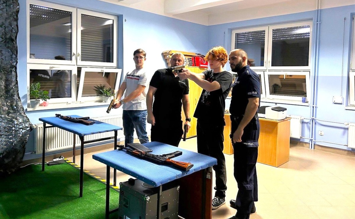 Dni otwarte rydułtowskiej szkoły z udziałem wodzisławskich policjantów - Serwis informacyjny z Raciborza - naszraciborz.pl