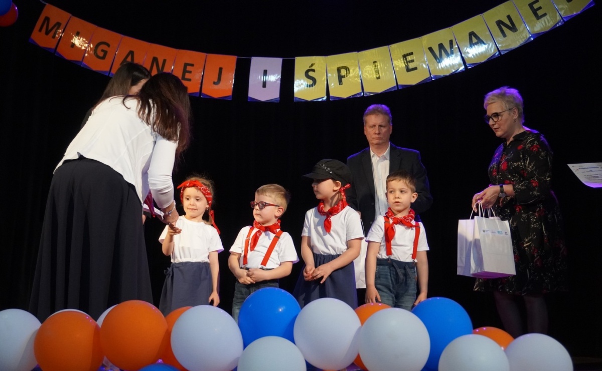 Śpiewam i czaruję świat. Przedszkolacy z Gołkowic na konkursie piosenki miganej i śpiewanej - Serwis informacyjny z Wodzisławia Śląskiego - naszwodzislaw.com