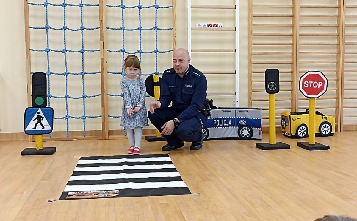 Bezpieczeństwo w ruchu drogowym z przedszkolakami z Gołkowic - Serwis informacyjny z Raciborza - naszraciborz.pl