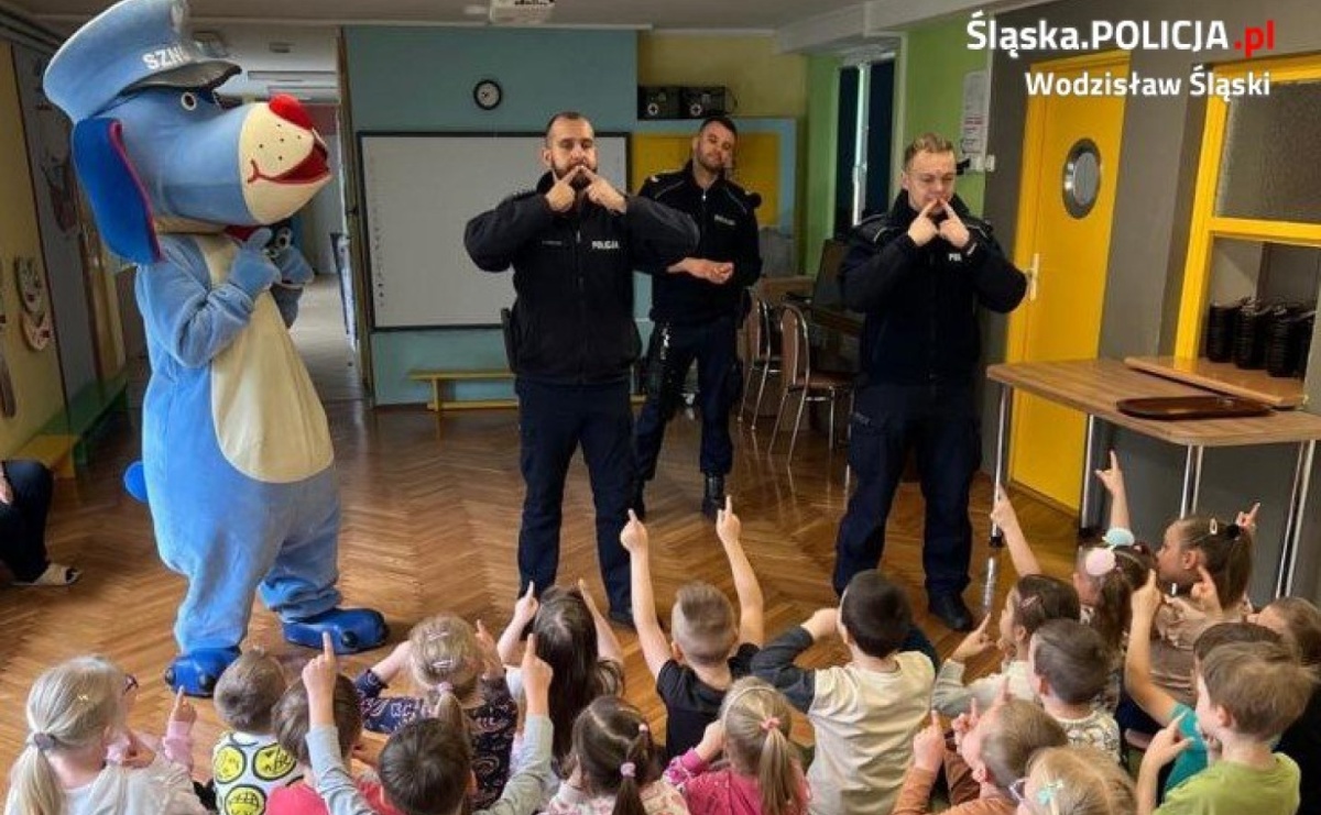 Przedszkolaki z wodzisławskiej Trójki spotkały się z policjantami - Serwis informacyjny z Raciborza - naszraciborz.pl