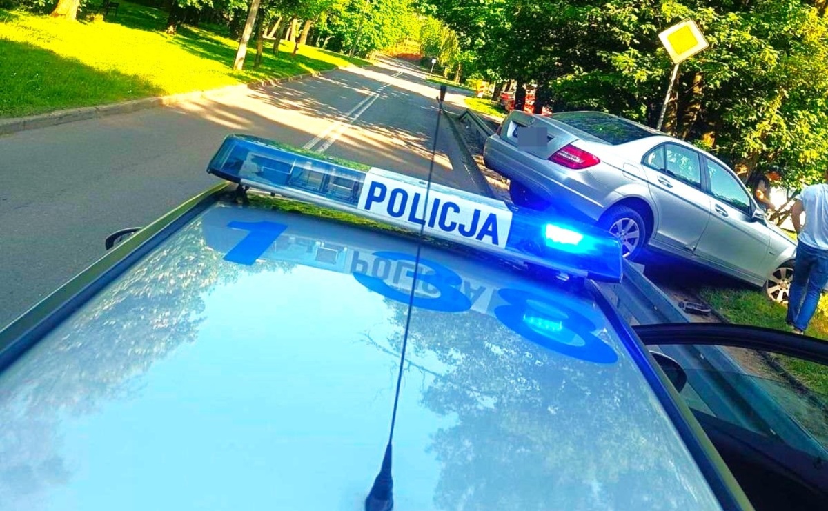 Mercedes zawisł na barierze w Rydułtowach. Kierujący kompletnie pijany! - Serwis informacyjny z Raciborza - naszraciborz.pl