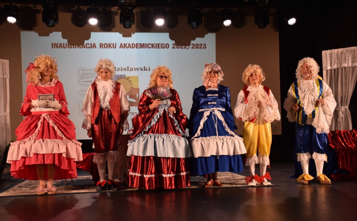 Zamieszanie w Krainie Bajek. Wyjątkowy spektakl WUTW - Serwis informacyjny z Raciborza - naszraciborz.pl