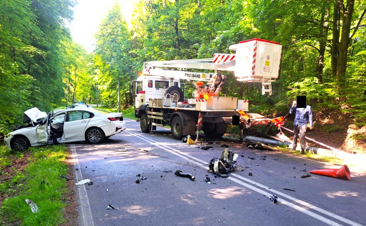Groźne zdarzenie na Grodzisku. 32-latek z BMW przeszarżował i wjechał w zwyżkę [FOTO] - Serwis informacyjny z Raciborza - naszraciborz.pl