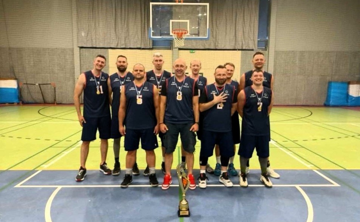 Wodzisławski policjant w zwycięskiej drużynie VI mistrzostw Polski policji w koszykówce - Serwis informacyjny z Wodzisławia Śląskiego - naszwodzislaw.com