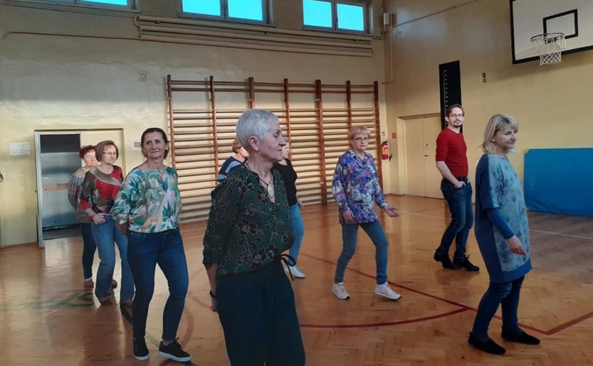 Taniec liniowy dla seniorów. Zajęcia w Wodzisławiu Śląskim - Serwis informacyjny z Raciborza - naszraciborz.pl