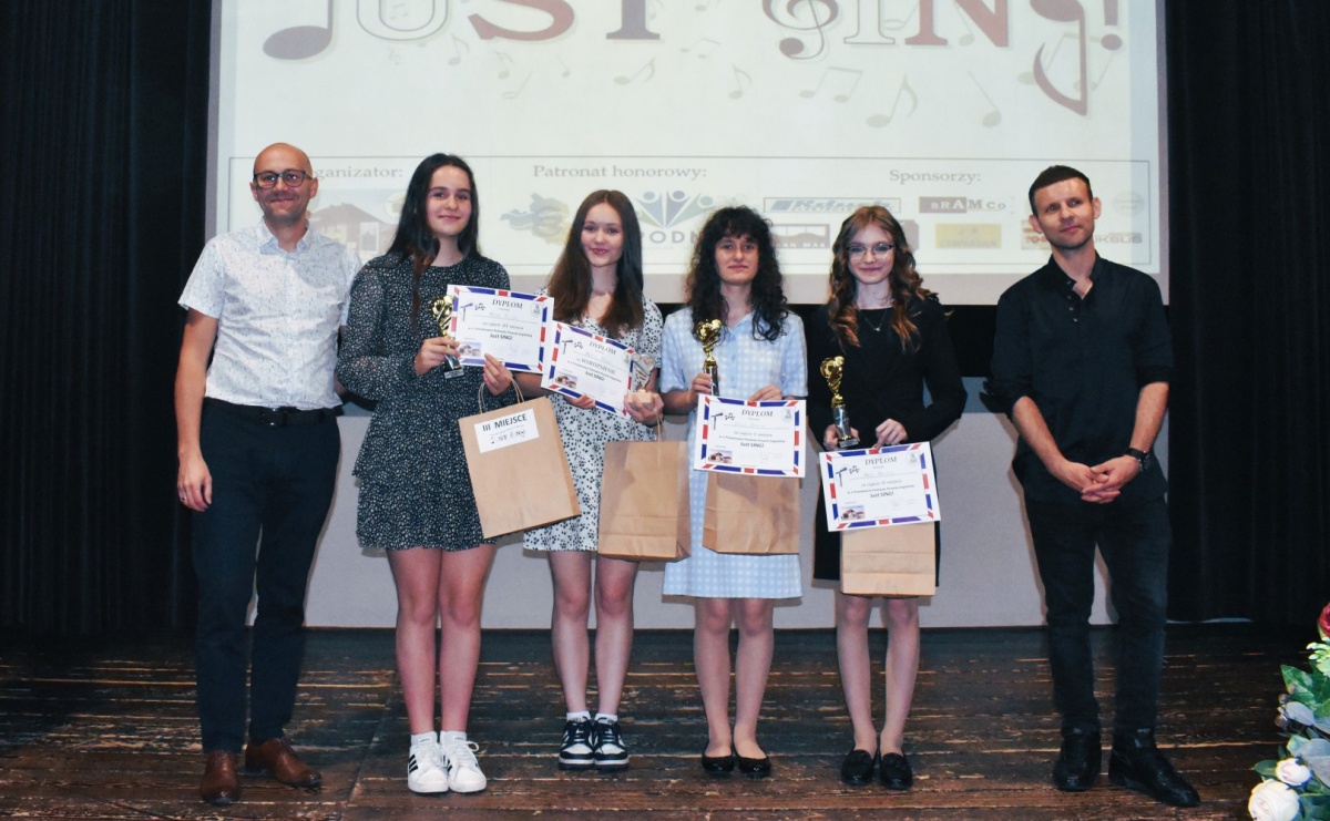 Uczniowie z całego powiatu zaśpiewali po angielsku, czyli festiwal Just sing za nami - Serwis informacyjny z Wodzisławia Śląskiego - naszwodzislaw.com