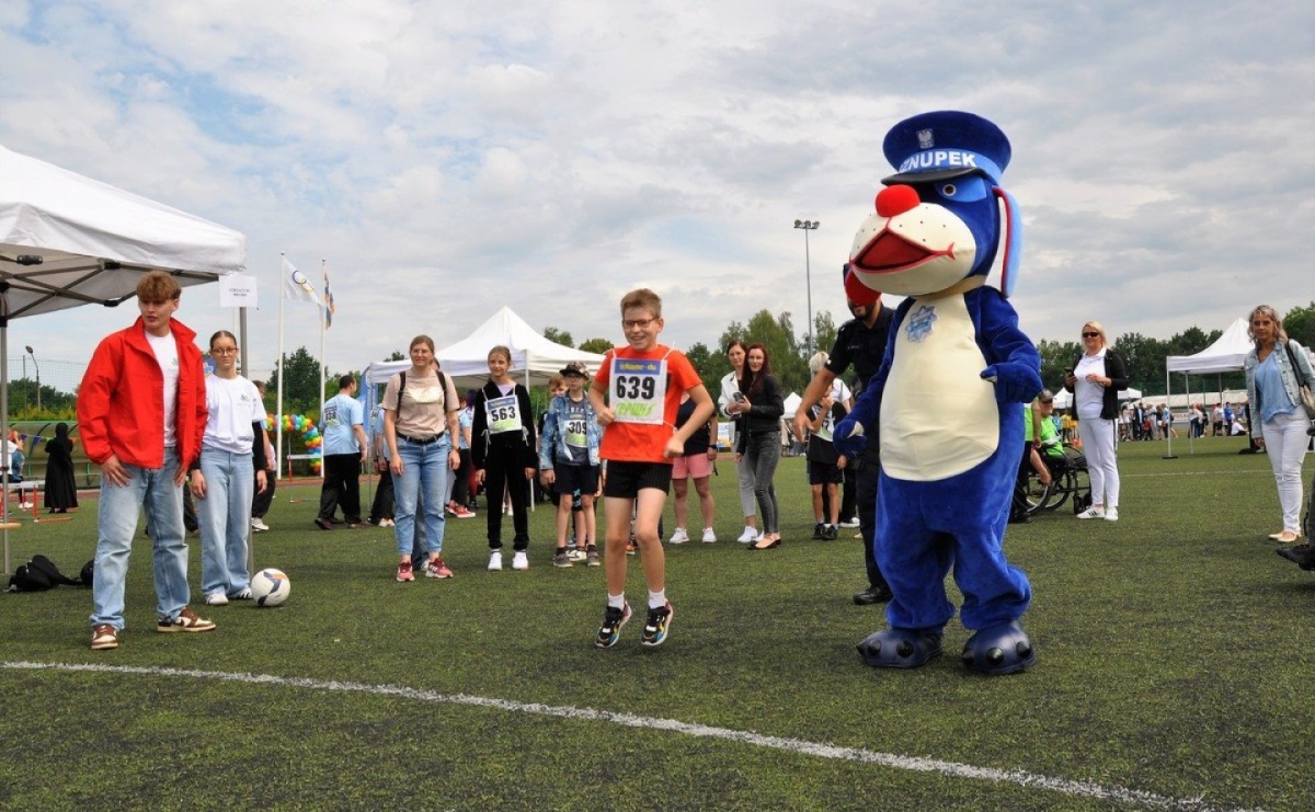 Wodzisławscy mundurowi kibicowali uczestnikom XX Powiatowej Olimpiady Osób z Niepełnosprawnościami - Serwis informacyjny z Raciborza - naszraciborz.pl