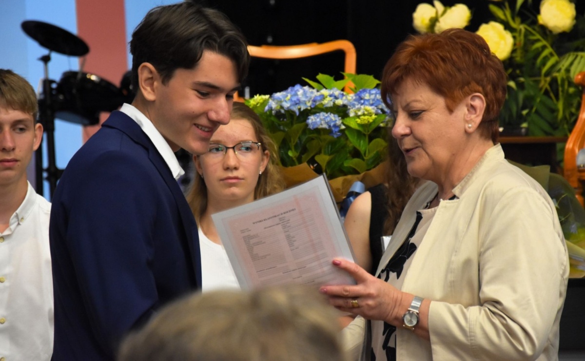 Odebrali świadectwa i rozpoczęli wakacje - Serwis informacyjny z Raciborza - naszraciborz.pl