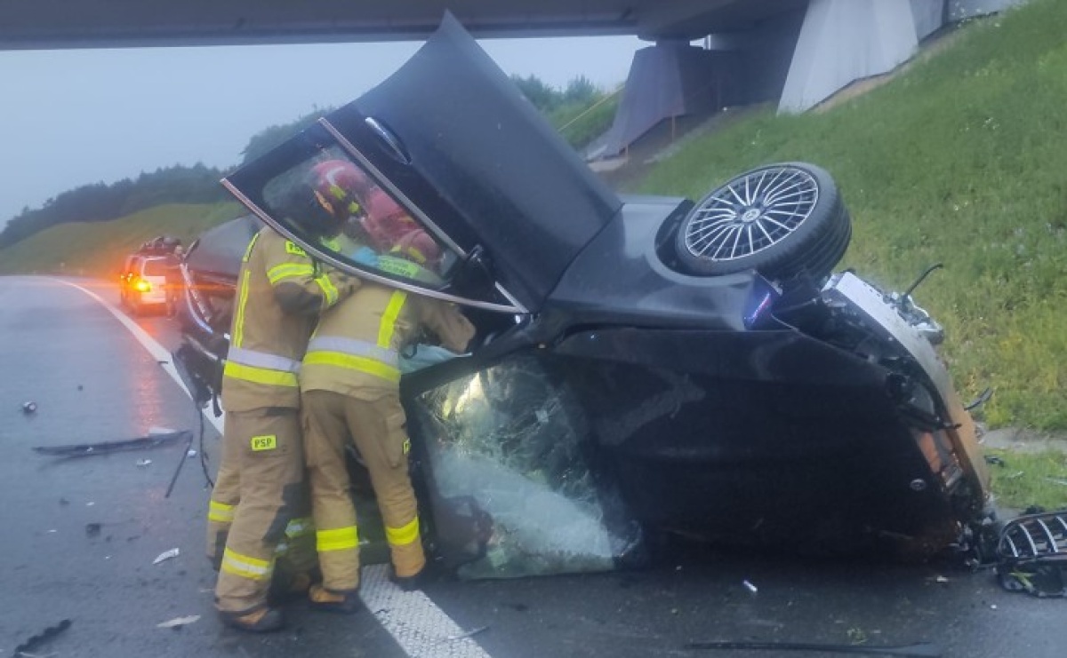 Trzy osoby w szpitalu po dachowaniu na autostradzie A1 - Serwis informacyjny z Raciborza - naszraciborz.pl