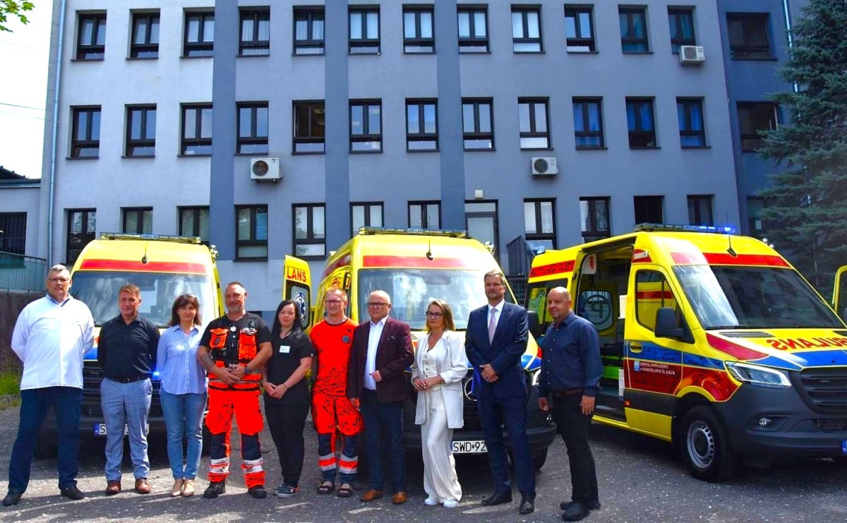 Pogotowie w Wodzisławiu Śląskim i Rydułtowach bogatsze o trzy ambulanse [FOTO] - Serwis informacyjny z Wodzisławia Śląskiego - naszwodzislaw.com