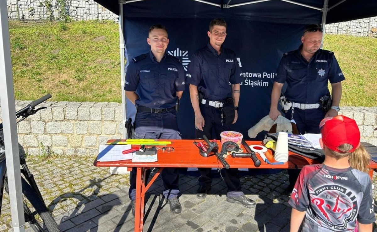 Bezpieczne wakacje ze strażakami i policjantami. Festyn w Pszowie - Serwis informacyjny z Wodzisławia Śląskiego - naszwodzislaw.com
