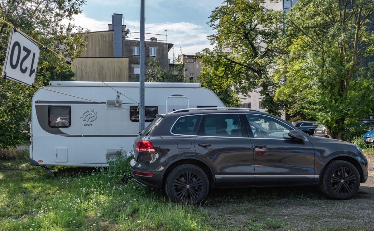 Wakacyjny zestaw od urzędu skarbowego: SUV plus przyczepa kempingowa - Serwis informacyjny z Raciborza - naszraciborz.pl