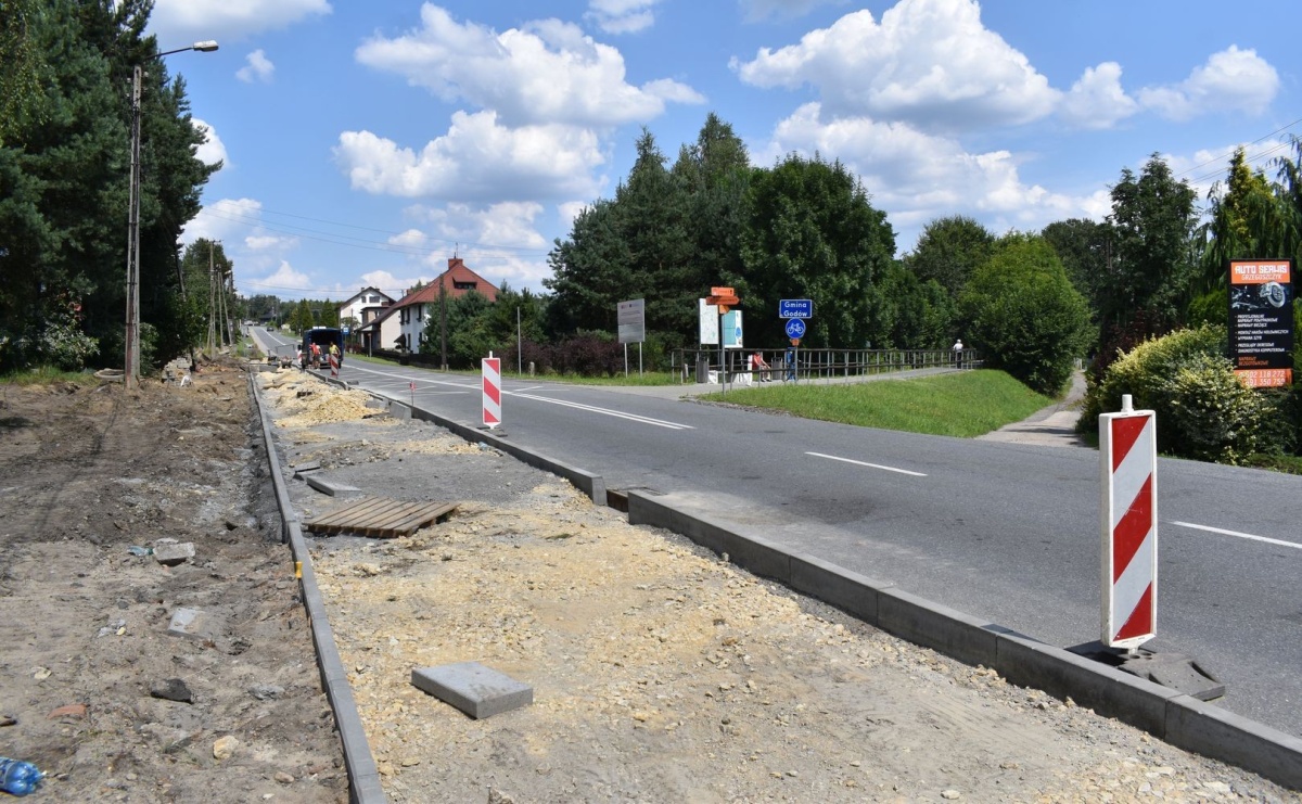 Trwa budowa ciągu pieszo-rowerowego na ul. 1 Maja w Godowie - Serwis informacyjny z Raciborza - naszraciborz.pl