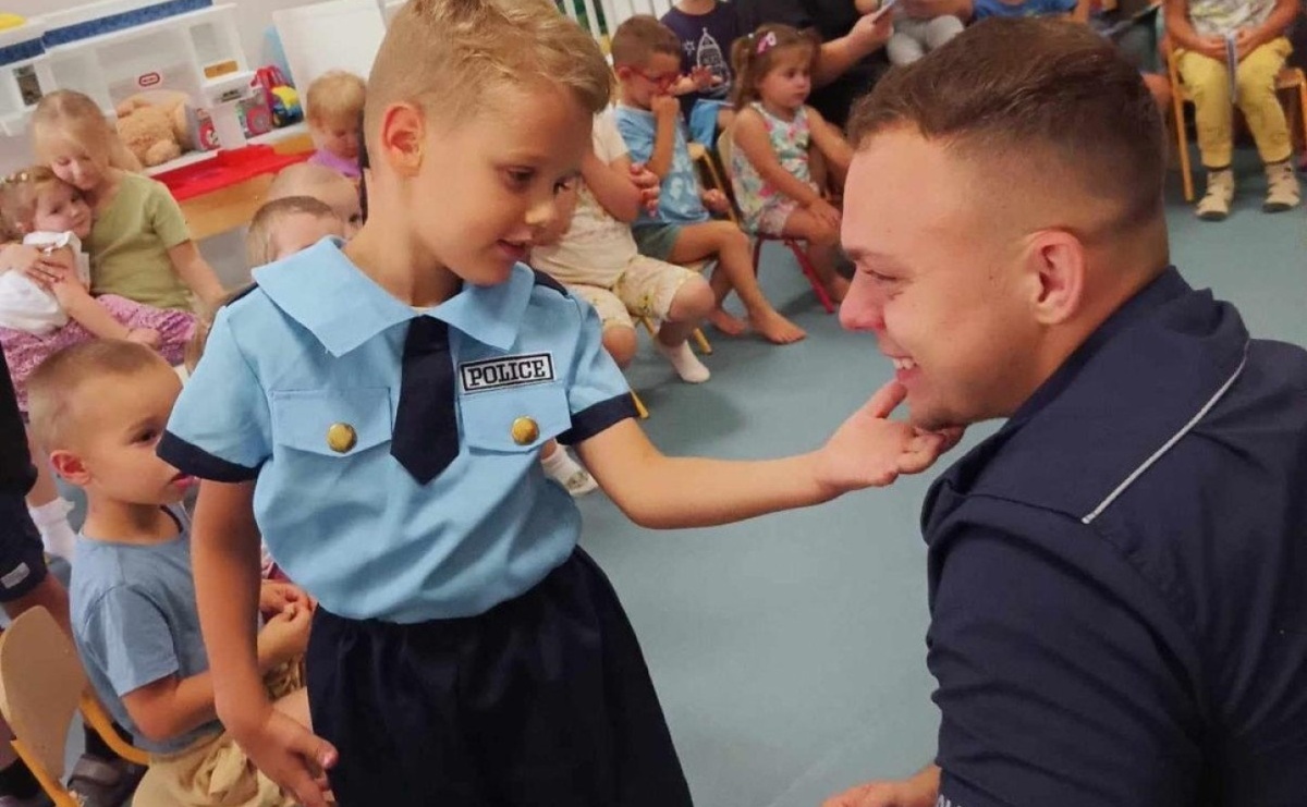 Życzenia od przedszkolaków dla policjantów - Serwis informacyjny z Wodzisławia Śląskiego - naszwodzislaw.com