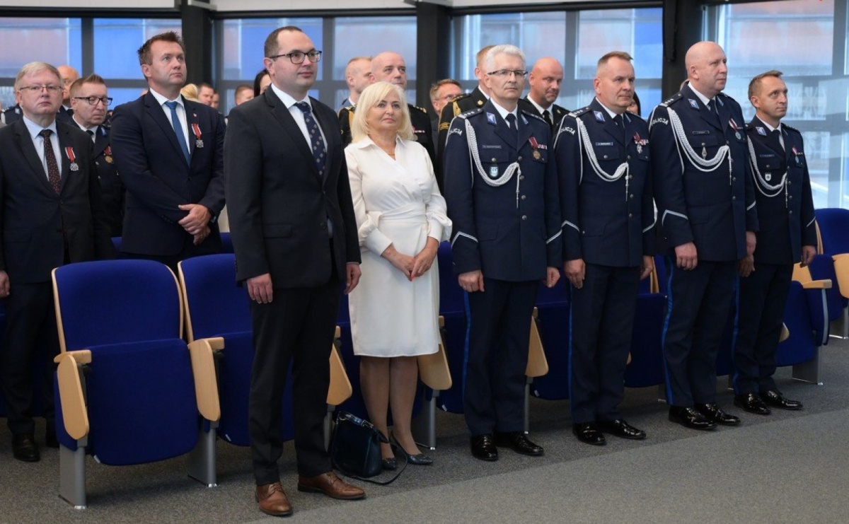 Uroczysta zbiórka i wyróżnienia dla policjantów i pracowników - Serwis informacyjny z Raciborza - naszraciborz.pl