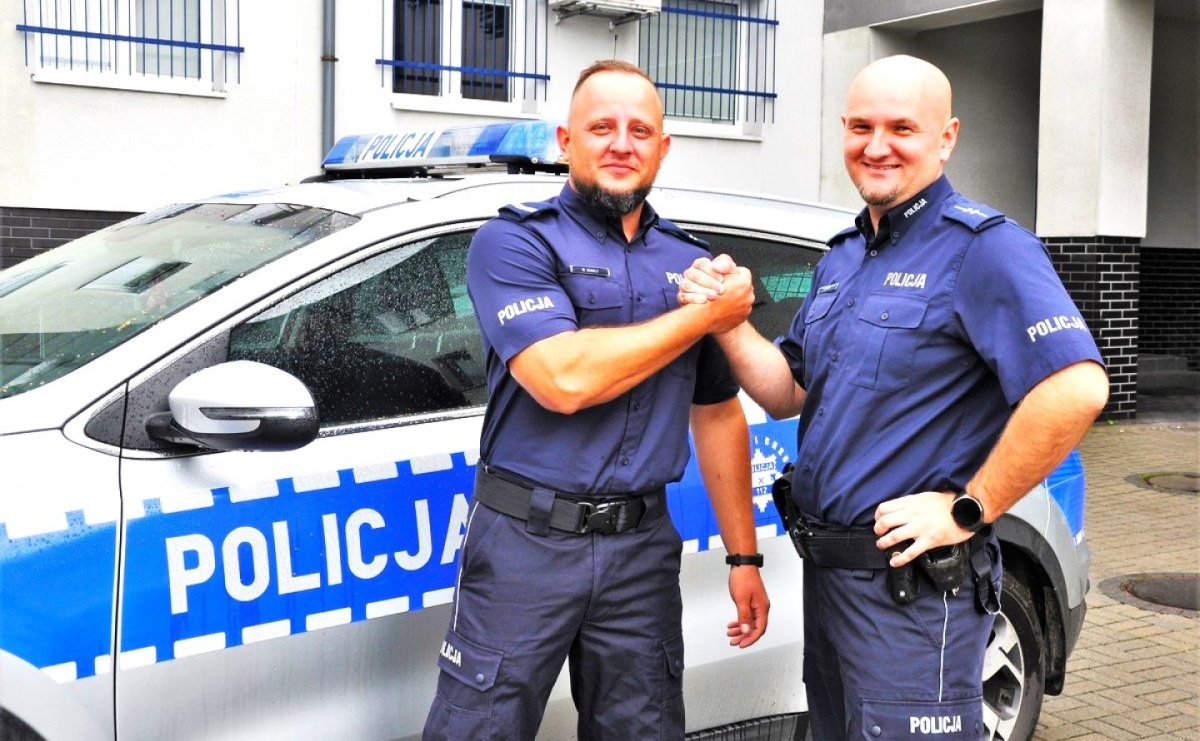 Roczny chłopczyk przestał oddychać. Uratowali go policjanci z Gorzyc - Serwis informacyjny z Raciborza - naszraciborz.pl