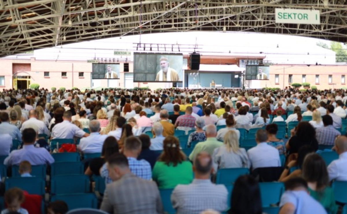 27 tysięcy obecnych i 194 ochrzczonych podczas 7 kongresów Świadków Jehowy w Sosnowcu - Serwis informacyjny z Raciborza - naszraciborz.pl