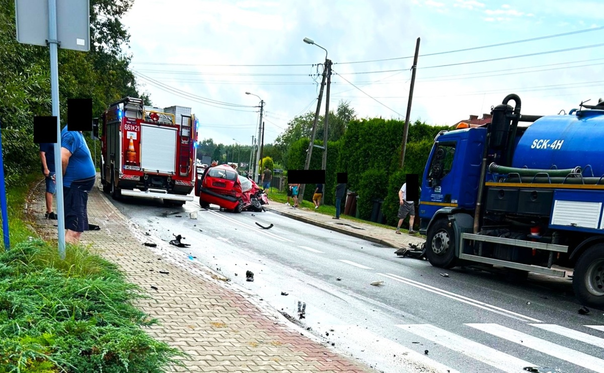 Osobówka wbiła się pod ciężarówkę na Czyżowickiej. Nie żyje młody kierowca - Serwis informacyjny z Raciborza - naszraciborz.pl
