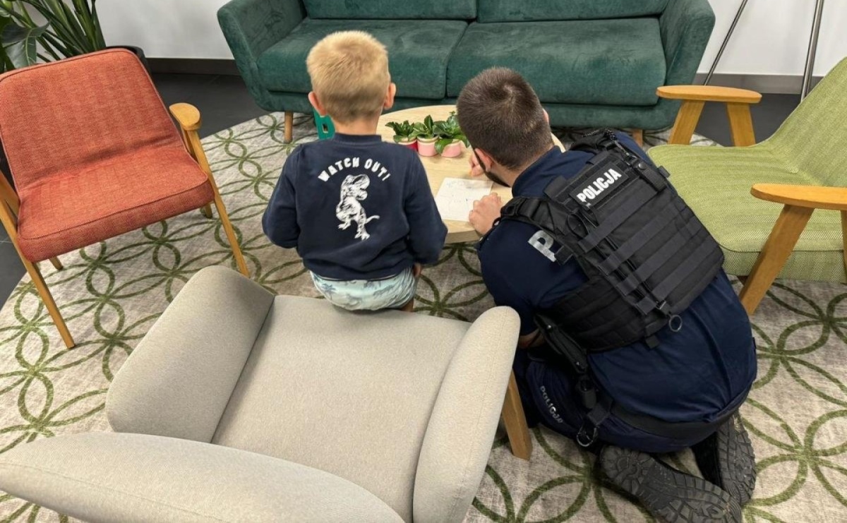 4-latek znalazł pomoc w banku. Bezpiecznie trafił do rodziców - Serwis informacyjny z Raciborza - naszraciborz.pl