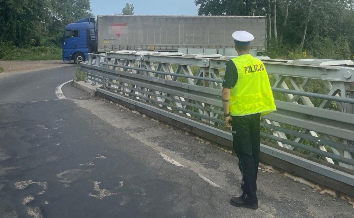 Gorzyce. Kierowca ciężarówki zignorował ograniczenie tonażu - Serwis informacyjny z Raciborza - naszraciborz.pl