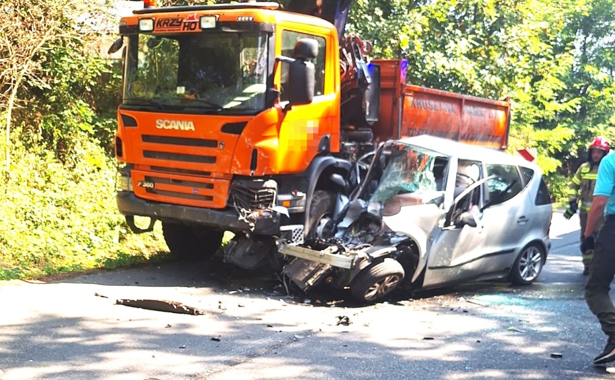 Poważny wypadek w Radlinie. Kierowca osobówki zakleszczony - Serwis informacyjny z Wodzisławia Śląskiego - naszwodzislaw.com