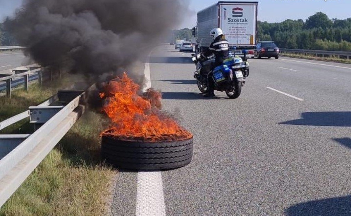 Pomagają, chronią i... gaszą pożary. Nietypowa interwencja wodzisławskich policjantów - Serwis informacyjny z Raciborza - naszraciborz.pl