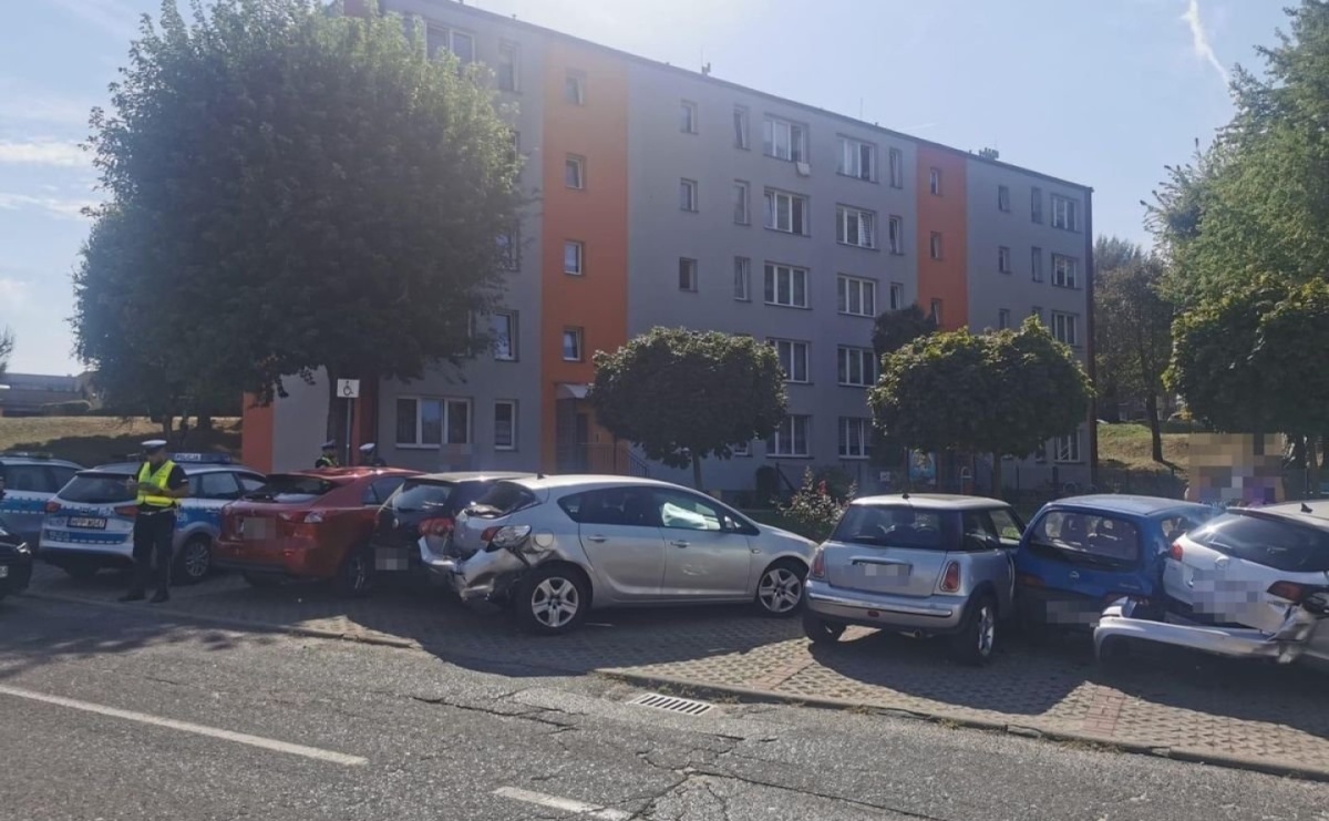 Pijany kierowca zatrzymany podczas pieszej ucieczki. Wcześniej uszkodził sześć samochodów - Serwis informacyjny z Wodzisławia Śląskiego - naszwodzislaw.com