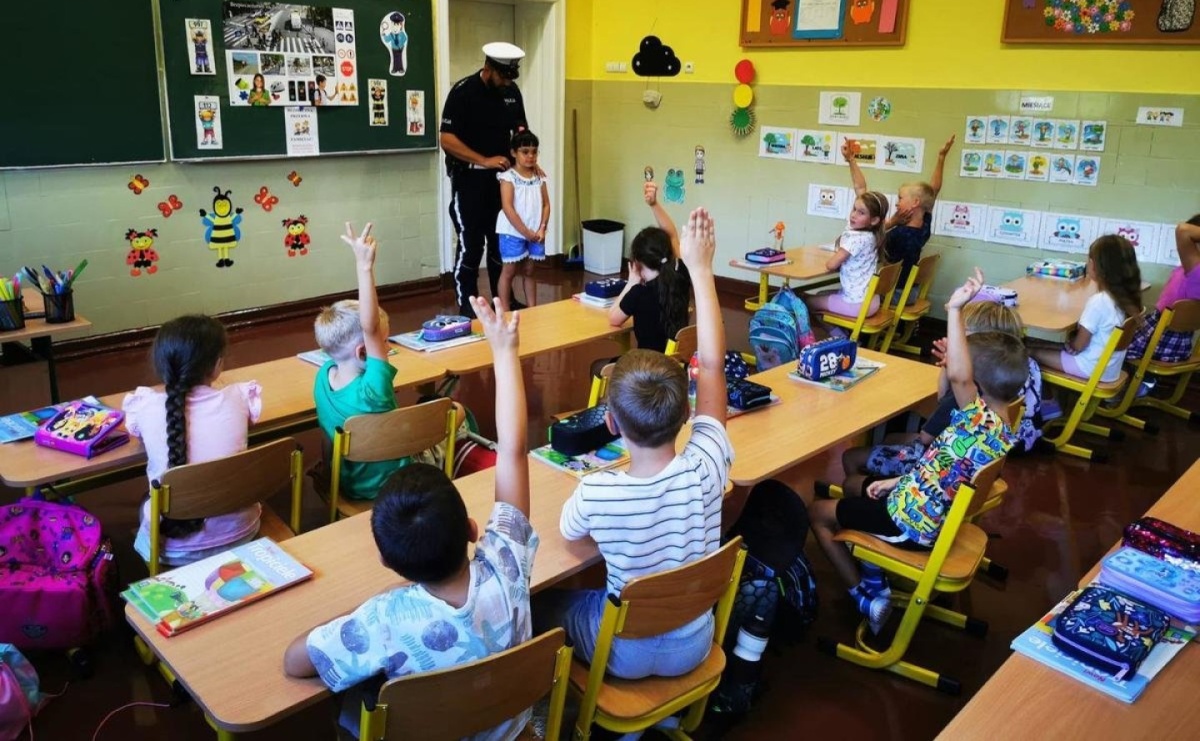 Intensywne działania wodzisławskich policjantów w placówkach oświatowych - Serwis informacyjny z Raciborza - naszraciborz.pl