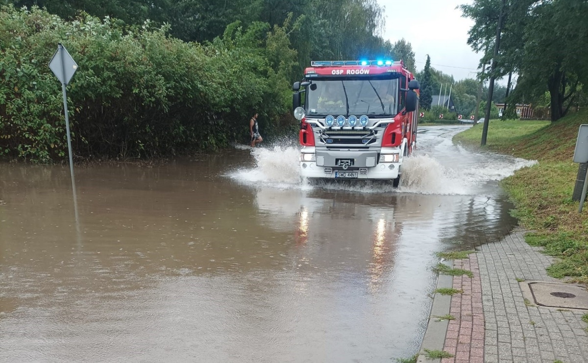 DW 932 w Marklowicach nieprzejezdna. Droga znalazła się pod wodą! - Serwis informacyjny z Raciborza - naszraciborz.pl