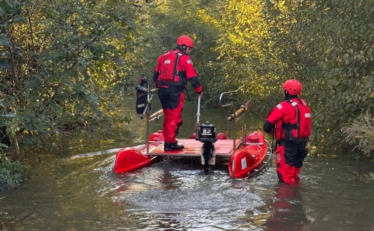 Trzy osoby ewakuowane z czaszy zbiornika Racibórz. Ich samochód zalała woda - Serwis informacyjny z Wodzisławia Śląskiego - naszwodzislaw.com