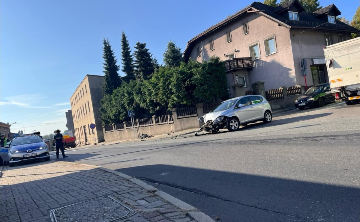 Kolizja osobówki i dostawczaka w Pszowie - Serwis informacyjny z Raciborza - naszraciborz.pl