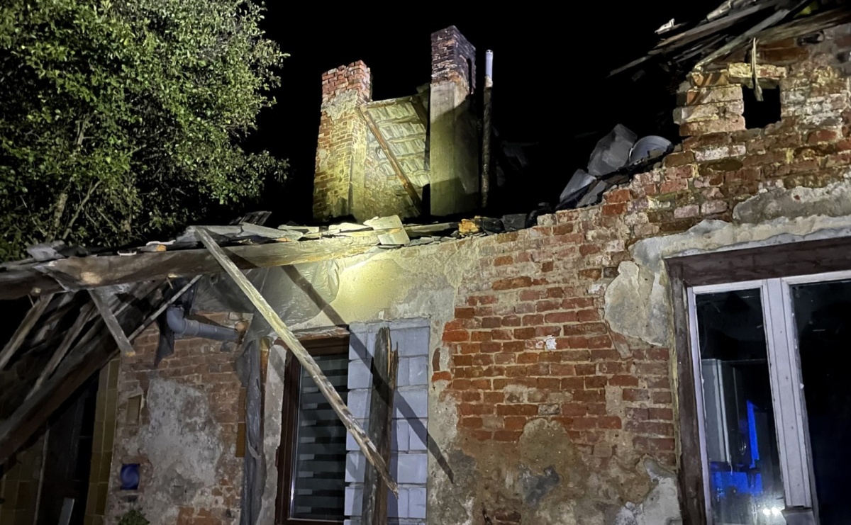 W Gołkowicach runął fragment dachu budynku mieszkalnego - Serwis informacyjny z Wodzisławia Śląskiego - naszwodzislaw.com