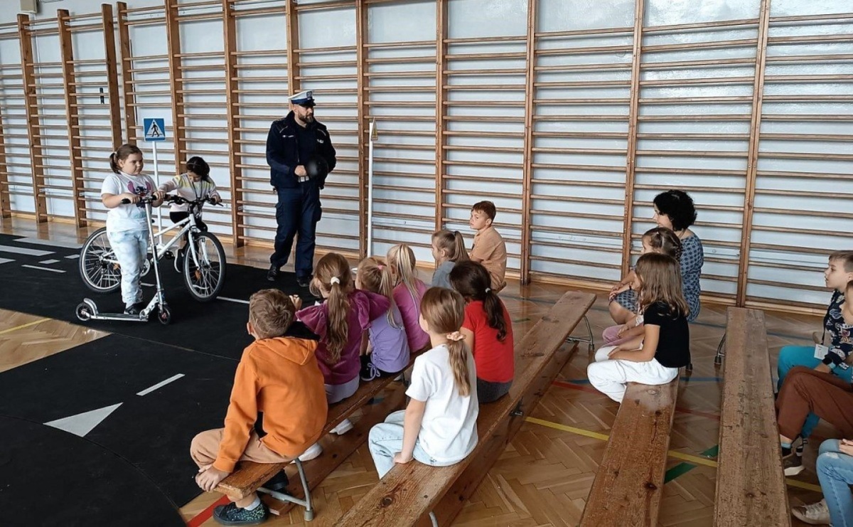 Aby droga do szkoły była bezpieczna. Profilaktyczne działania wodzisławskich policjantów - Serwis informacyjny z Raciborza - naszraciborz.pl