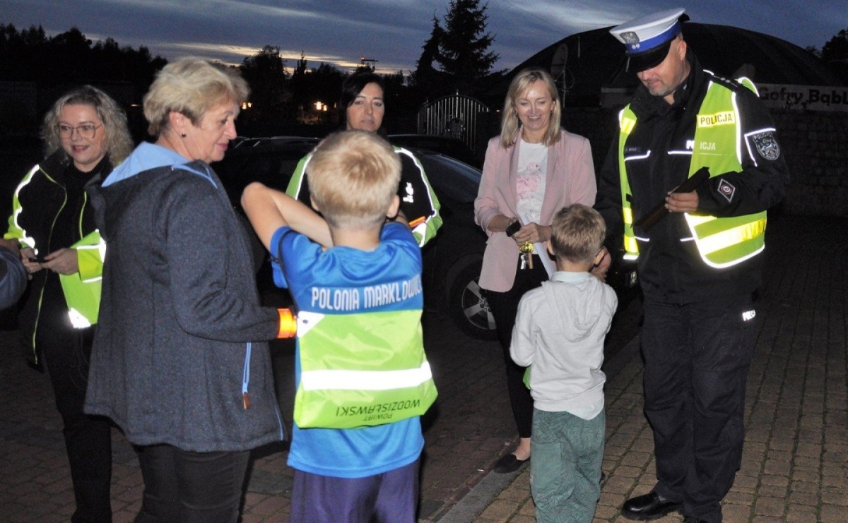 Jak dobrze Cię widzieć. Wodzisławscy policjanci zadbali, by piesi byli widoczni - Serwis informacyjny z Raciborza - naszraciborz.pl