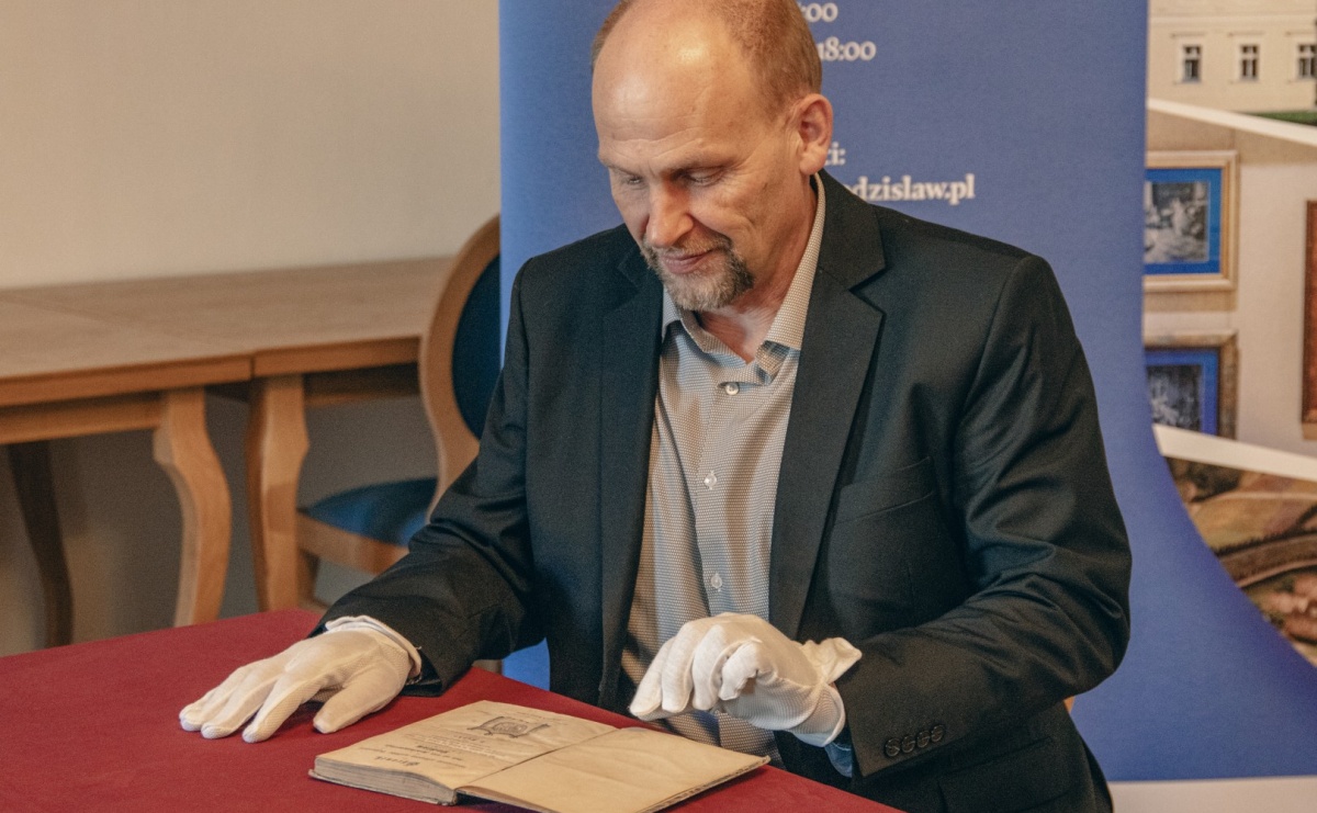 Sławomir Kulpa dyrektor wodzisławskiego Muzeum pozyskał cenne dzieło - Serwis informacyjny z Raciborza - naszraciborz.pl