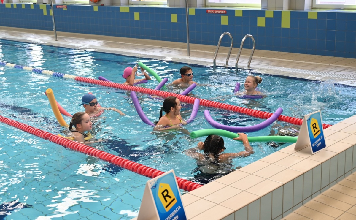 Na wodzisławskiej Mancie trwa program powszechnej nauki pływania - Serwis informacyjny z Raciborza - naszraciborz.pl