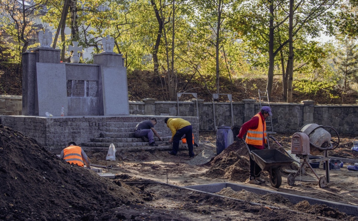 Trwa remont Mogiły Ofiar Marszu Śmierci - Serwis informacyjny z Raciborza - naszraciborz.pl