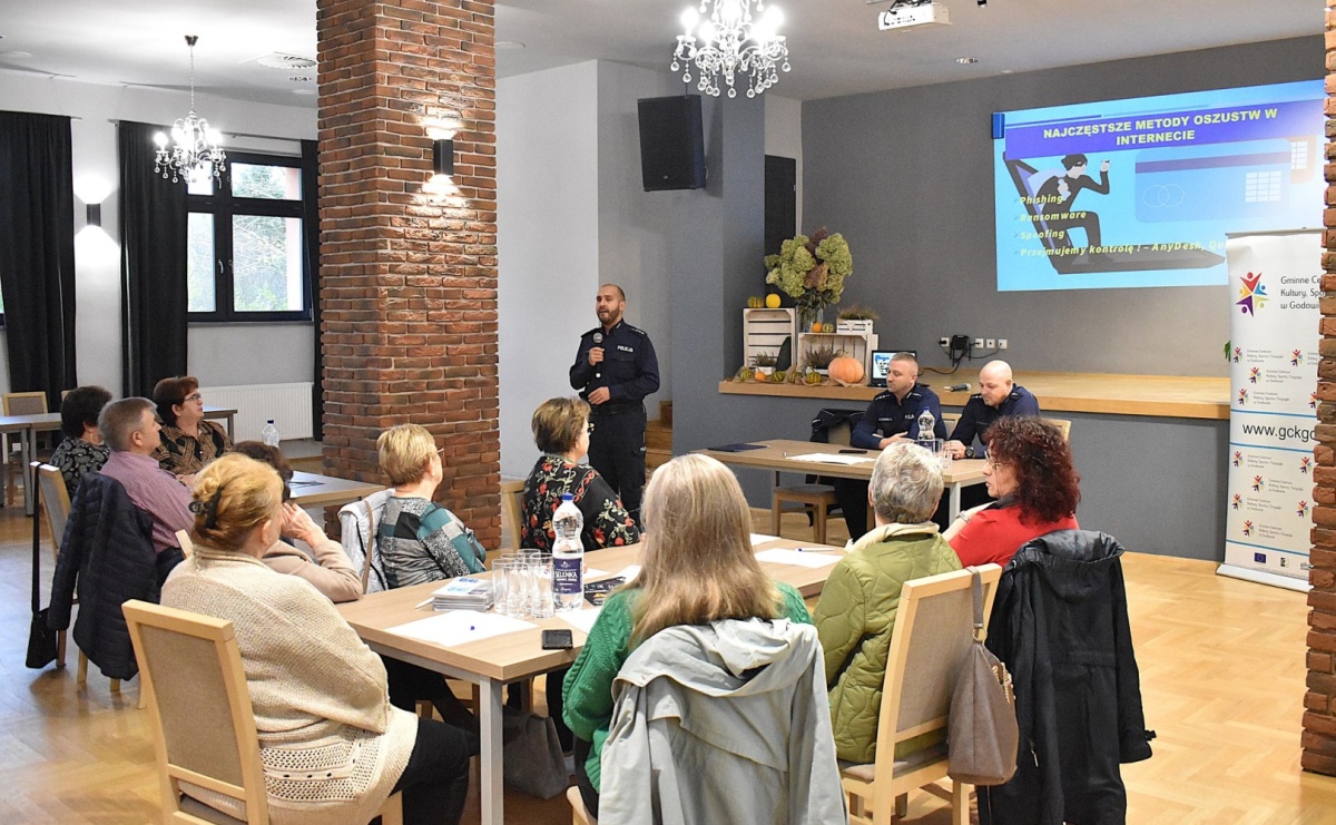 Godów. Policjanci uczulali seniorów na nowe formy oszustw - Serwis informacyjny z Raciborza - naszraciborz.pl