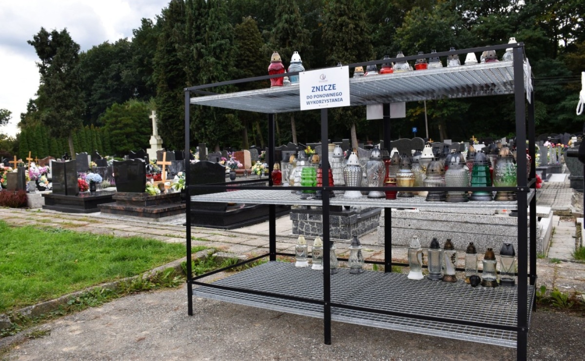 Nie kupuj nowych, wykorzystaj używane. Regały na znicze na wodzisławskich nekropoliach - Serwis informacyjny z Raciborza - naszraciborz.pl