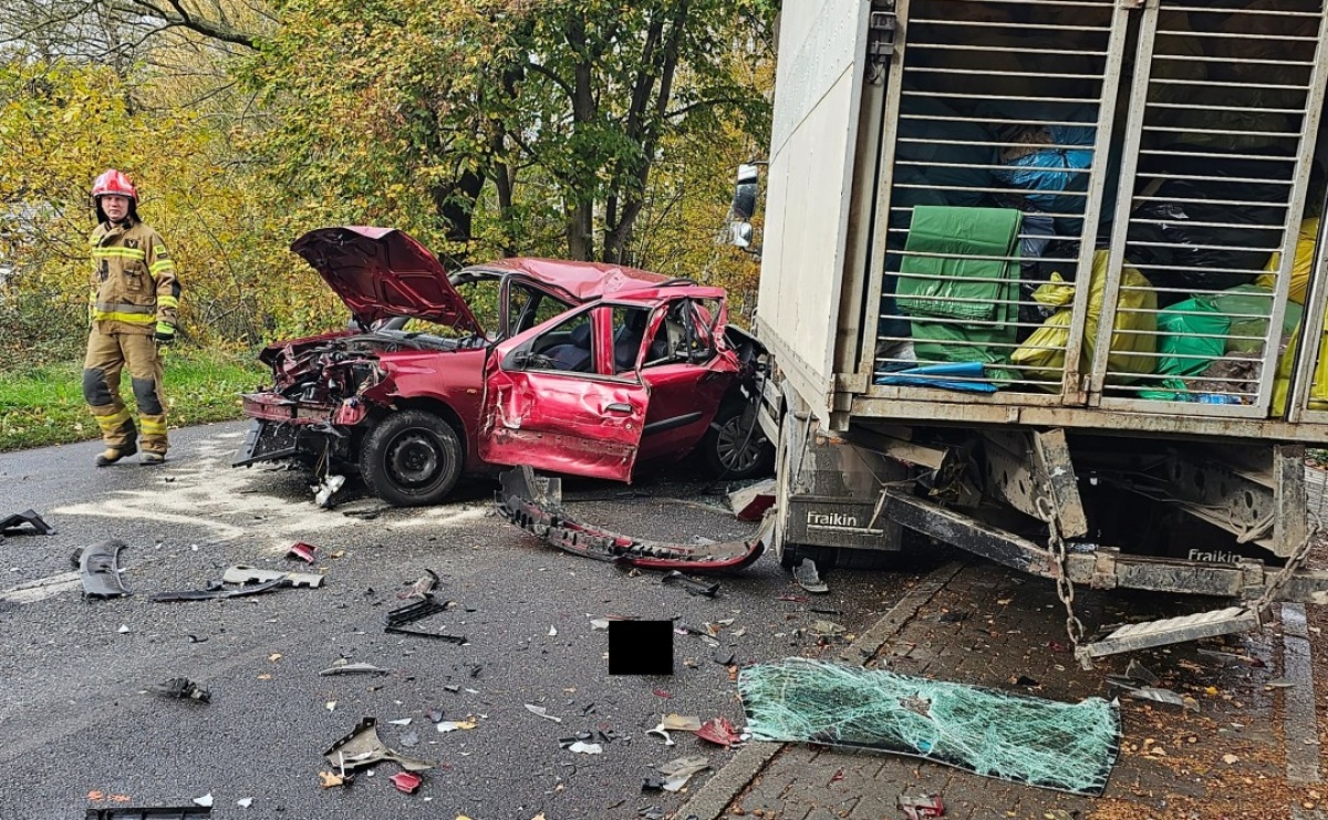 Groźne zdarzenie w Rogowie. Osobówka wgnieciona pod ciężarówkę [FOTO] - Serwis informacyjny z Wodzisławia Śląskiego - naszwodzislaw.com