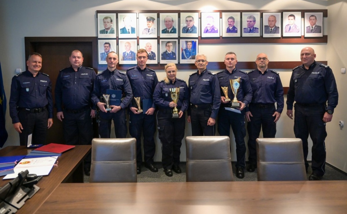 Szef śląskich policjantów gratulował dzielnicowym. Wśród nich mundurowi z Wodzisławia Śląskiego - Serwis informacyjny z Raciborza - naszraciborz.pl