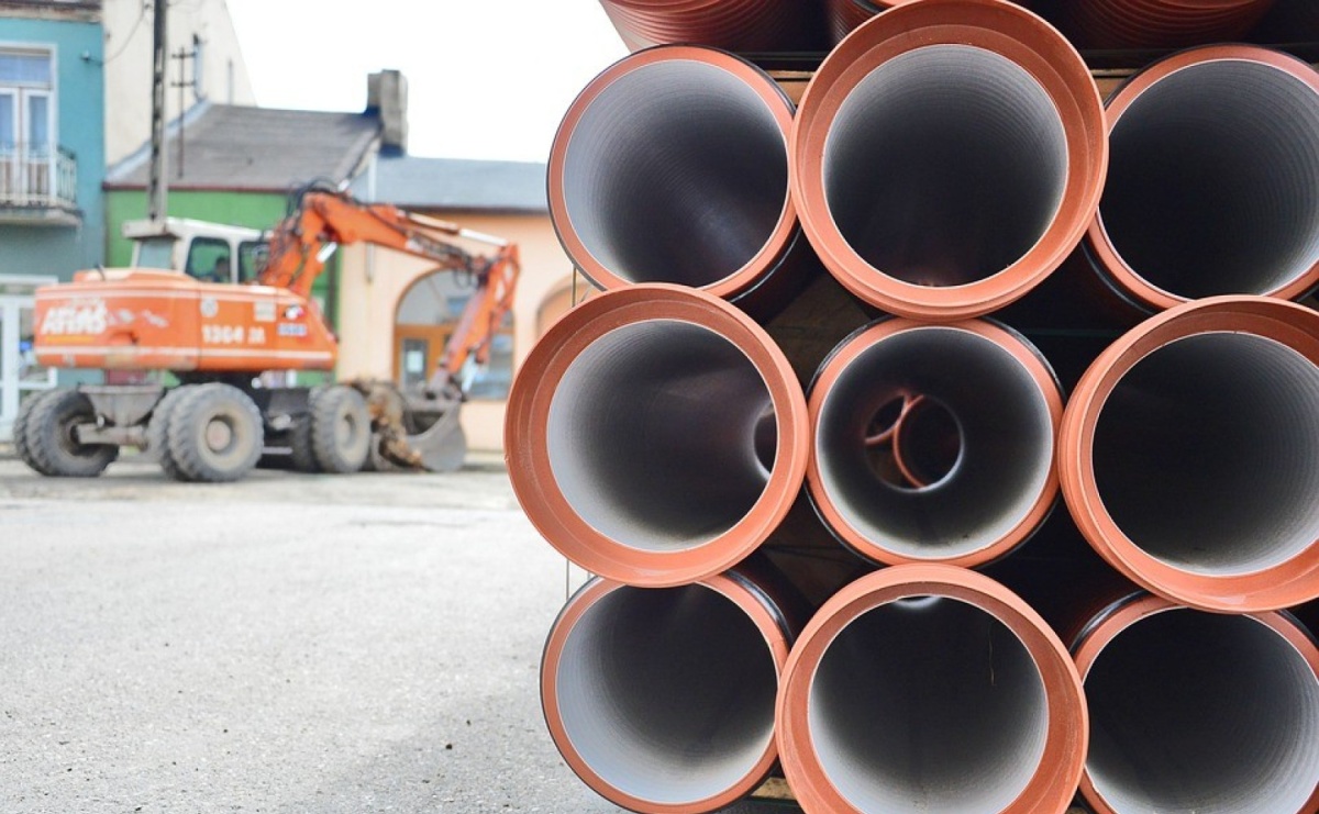 Budowa kanalizacji sanitarnej w Łaziskach. Rozpoczęcie prac na ul. Wierzniowickiej - Serwis informacyjny z Raciborza - naszraciborz.pl