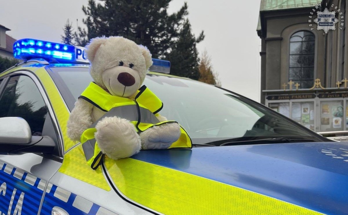 Policjanci zachęcali w Radlinie do korzystania z odblasków - Serwis informacyjny z Wodzisławia Śląskiego - naszwodzislaw.com