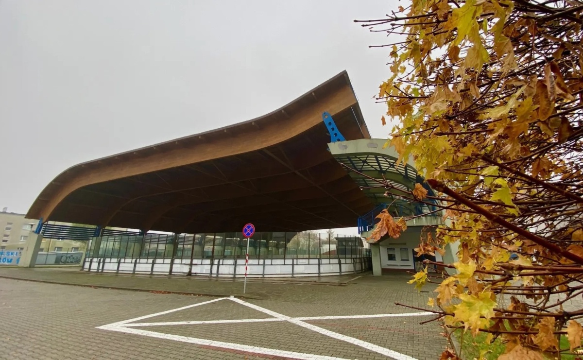 Nowe płyty na bandy lodowiska w Pszowie - Serwis informacyjny z Raciborza - naszraciborz.pl