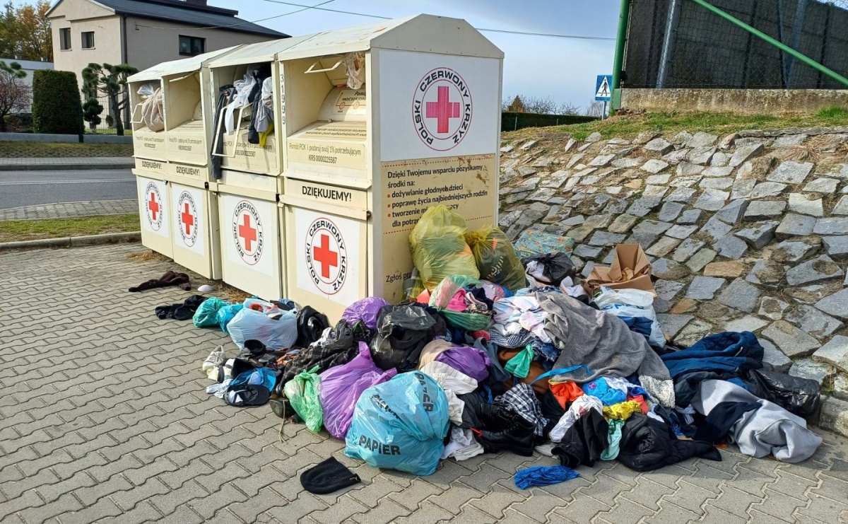 W gminie Godów ruszyły przedświąteczne porządki? Sodoma i Gomora przy pojemnikach na odzież - Serwis informacyjny z Wodzisławia Śląskiego - naszwodzislaw.com