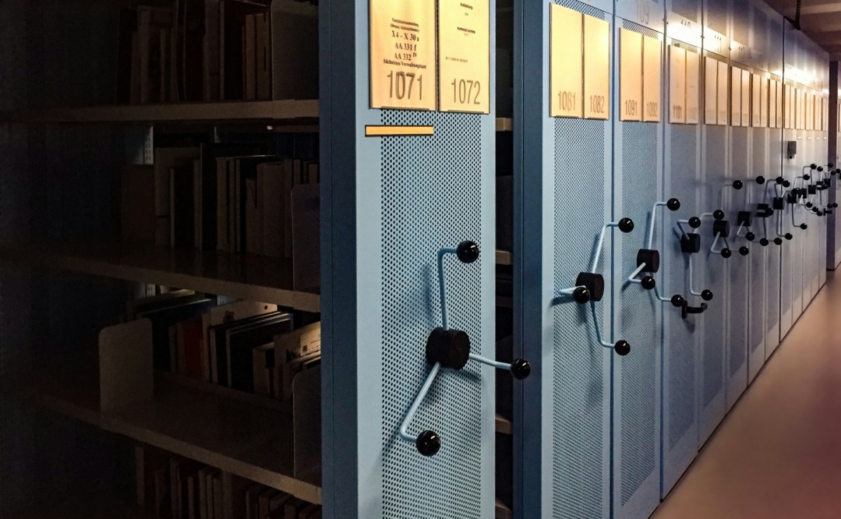 Regały przesuwne do archiwum – jak zwiększyć efektywność przechowywania dokumentów? - Serwis informacyjny z Raciborza - naszraciborz.pl