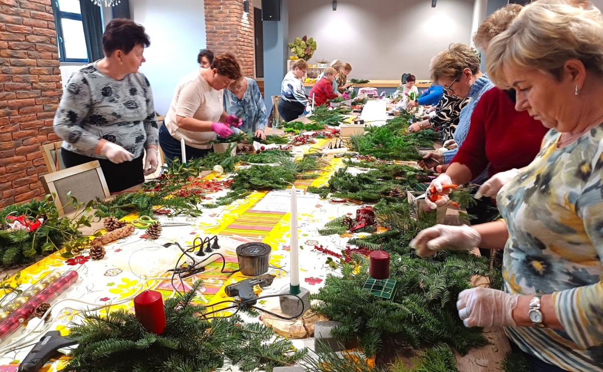 Seniorzy rozpoczęli przygotowania do świąt. Tworzyli bożonarodzeniowe ozdoby - Serwis informacyjny z Wodzisławia Śląskiego - naszwodzislaw.com