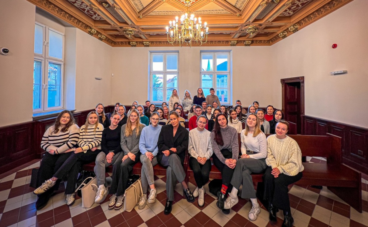 Studenci pielęgniarstwa zgłębiają prawo medyczne w raciborskim sądzie. Zajęcia w praktyce wymiaru sprawiedliwości - Serwis informacyjny z Wodzisławia Śląskiego - naszwodzislaw.com