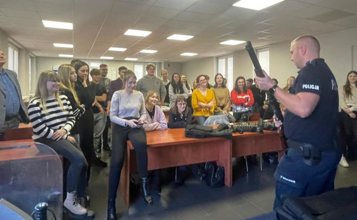 Studenci odwiedzili wodzisławską komendę policji - Serwis informacyjny z Wodzisławia Śląskiego - naszwodzislaw.com